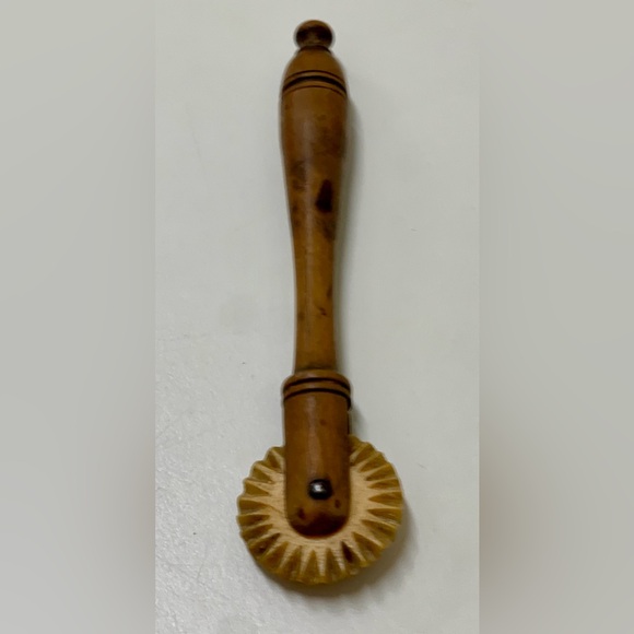 1880s Antique Wooden Carved Bone Wheel Pie Crimper - Picture 8 of 15